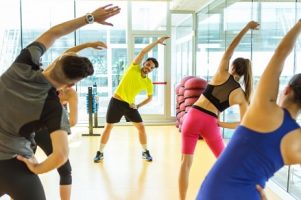 grupo-de-pessoas-desportivas-que-exercem-aulas-aerobicas-num-centro-de-fitness_1301-6064