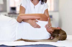 fisioterapeuta-profissional-que-da-massagem-no-ombro-a-mulher-loira_1139-1113