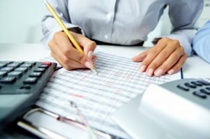 close-up-of-busy-businesswoman_1098-1687