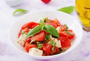 salada-fresca-com-tomate-mussarela-e-manjericao_2829-744