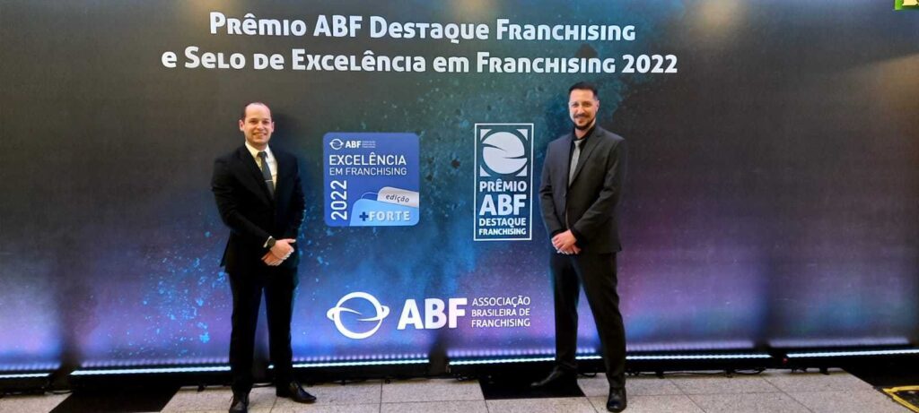 Fundadores da Echosis no evento da ABF para receber o Selo de Excelência em Franchising